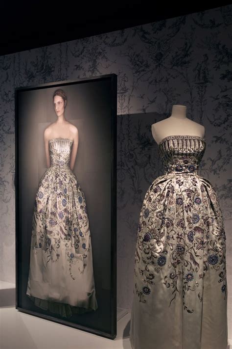 dior we should all be feminist|Dior exhibition paris.